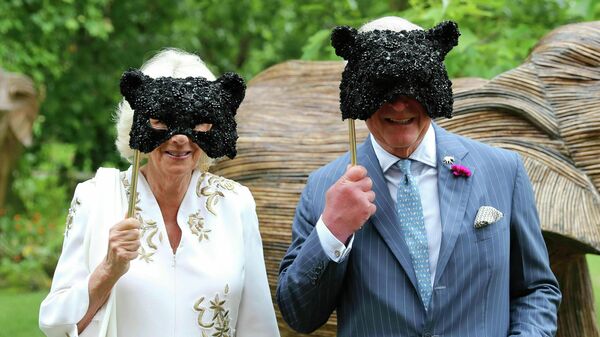 Британский принц Чарльз с супругой Камиллой в масках на Elephant Family Animal Ball 