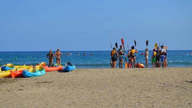 Туристы на пляже Испании