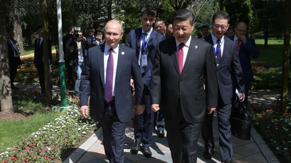 Владимир Путин и председатель КНР Си Цзиньпин во время встречи в резиденции китайского лидера в Душанбе. 15 июня 2019