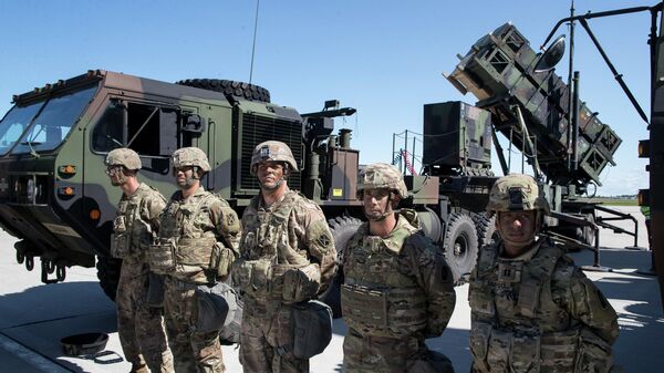 Солдаты армии США рядом с  батареей Патриот во время учений по развертыванию ракетной системы дальнего действия США Патриот в Литве 