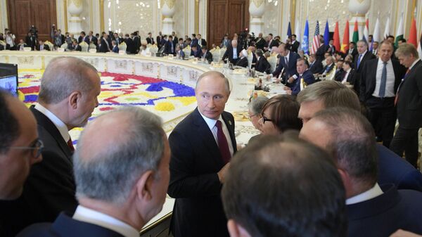 Президент РФ Владимир Путин перед началом пленарного заседания глав делегаций государств и международных организаций