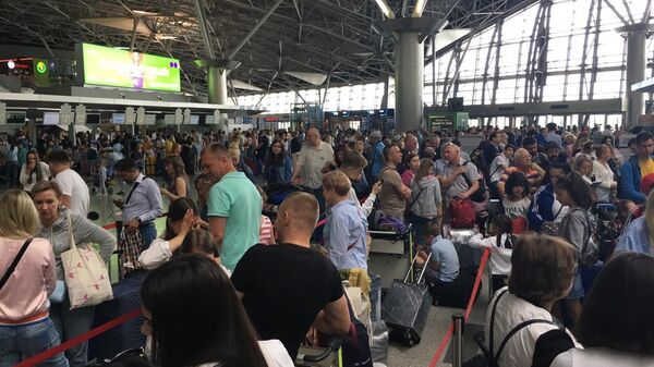 Толпа людей ожидает регистрации на рейс после сбоя во Внуково. 15 июня 2019