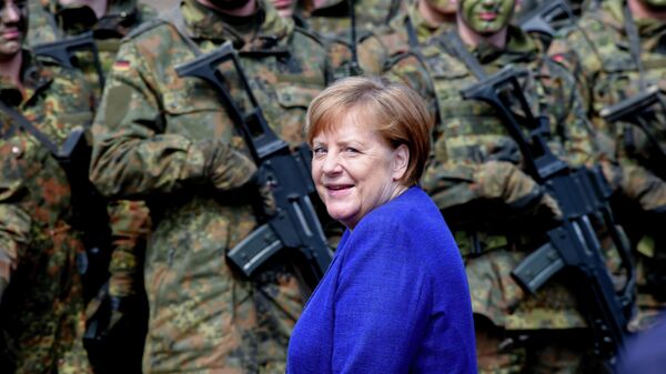 Канцлер Германии Ангела Меркель  с солдатами Бундесвера