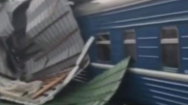 Кровля здания упала на поезд на вокзале города Вязьма