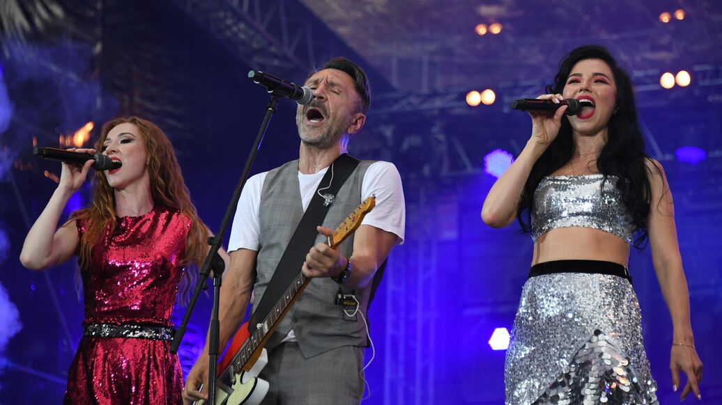 Несовершеннолетним запретили слушать пять песен "Ленинграда"