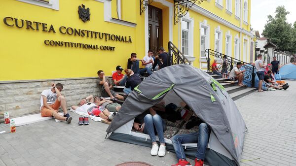 Конституционный Суд Молдавии и палатки сторонников Демократической партии в Кишиневе, Молдова