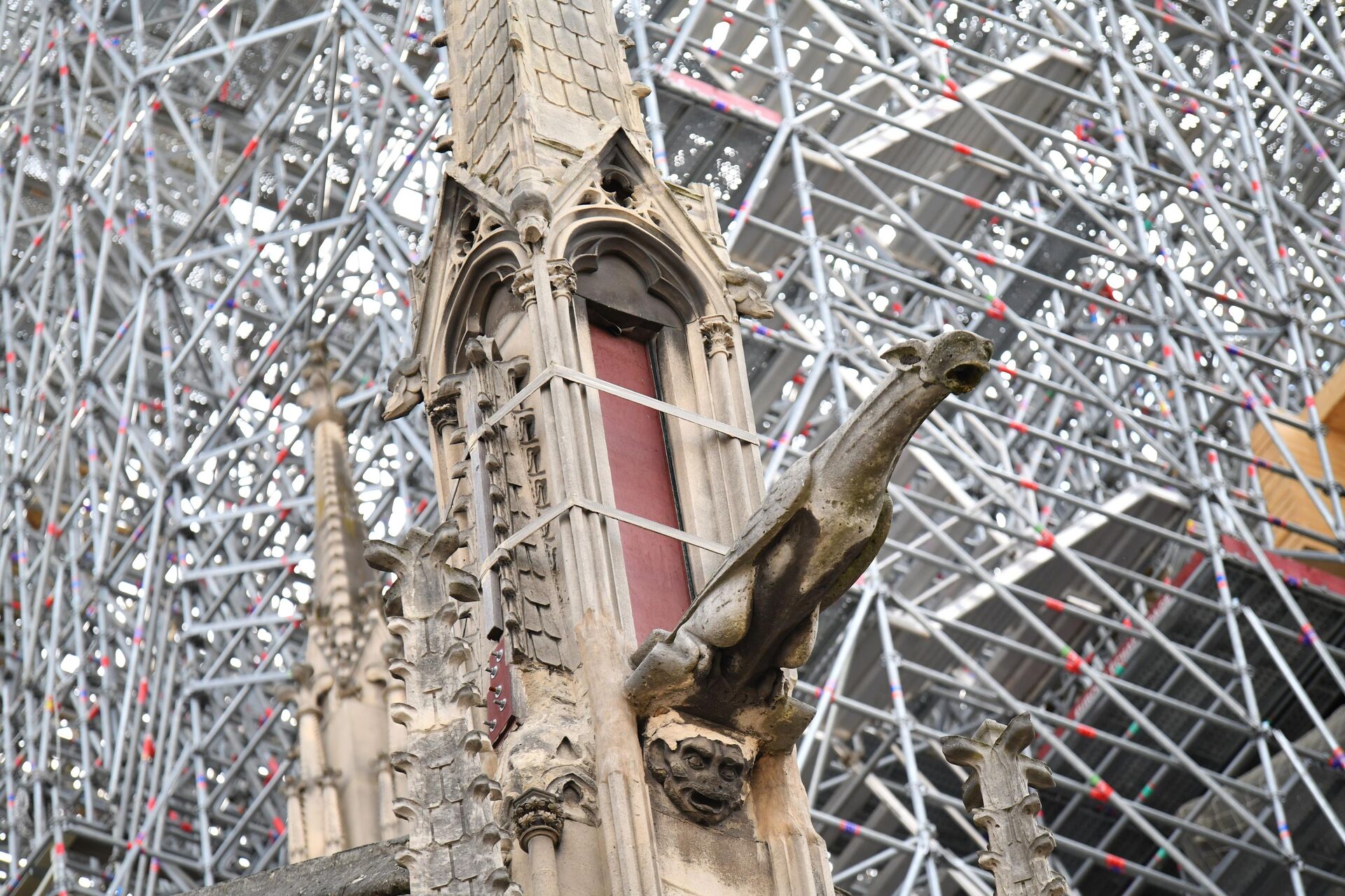 Поддерживающие конструкции на здании собора Парижской Богоматери. 15 июня 2019 - РИА Новости, 1920, 12.04.2021