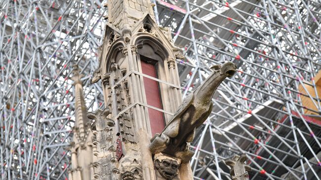 Поддерживающие конструкции на здании собора Парижской Богоматери. 15 июня 2019