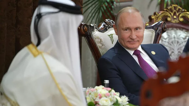 Владимир Путин во время встречи с эмиром Катара Тамимом бен Хамадом Аль Тани на полях саммита СВМДА  в государственном комплексе Дворец Навруз в Душанбе. 15 июня 2019