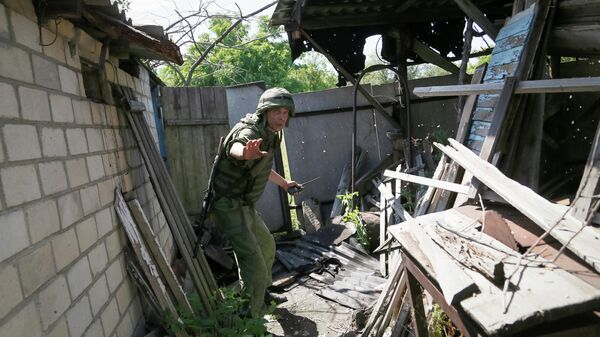 Военнослужащий ДНР во дворе дома пострадавшего в результате обстрела