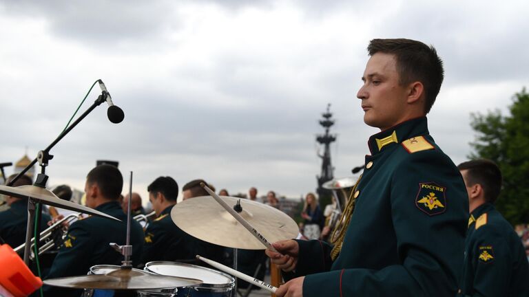 Музыканты Военного оркестра Военного университета Министерства обороны Российской Федерации под управлением дирижера Филиппа Самонина выступают на Крымской набережной у сухого фонтана в парке искусств Музеон в Москве в рамках программы Военные оркестры в парках