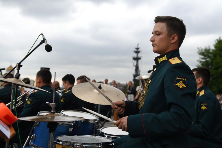 Музыканты Военного оркестра Военного университета Министерства обороны Российской Федерации под управлением дирижера Филиппа Самонина выступают на Крымской набережной у сухого фонтана в парке искусств Музеон в Москве в рамках программы Военные оркестры в парках