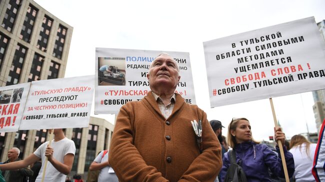 Участник митинга За закон и справедливость на проспекте Сахарова в Москве. 16 июня 2019