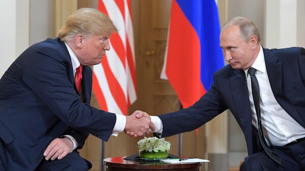 Президент РФ Владимир Путин и президент США Дональд Трамп во время встречи