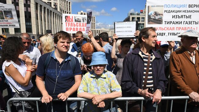 Участники митинга За закон и справедливость на проспекте Сахарова в Москве.