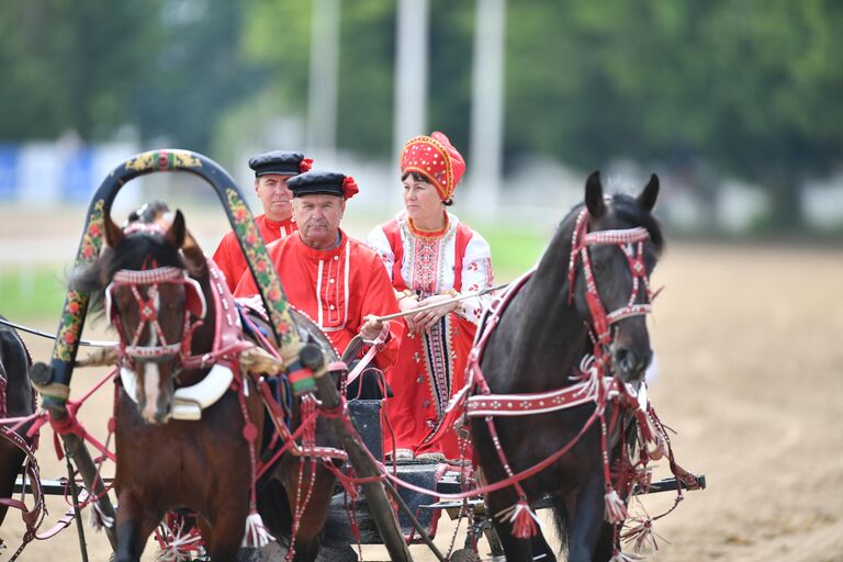 Участники XX Чемпионата России русских троек перед заездом на Центральном Московском ипподроме