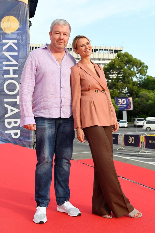 Актёр Александр Робак с супругой Ольгой на 30-м Открытом фестивале российского кино Кинотавр