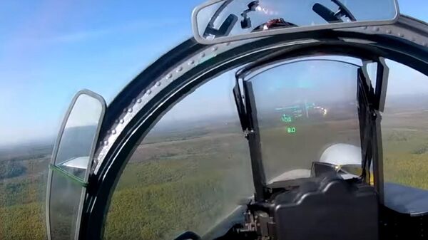 Видео полета истребителей Су-27 и Су-30 на малых высотах