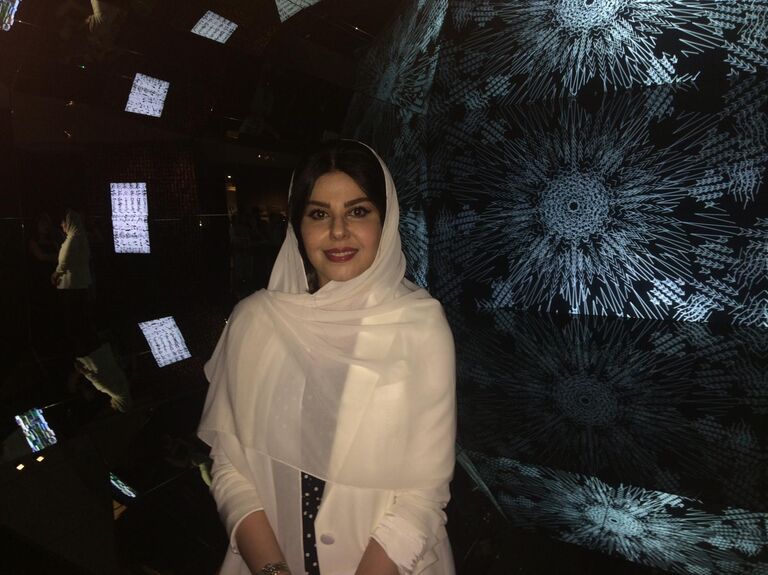 Художница Лулуа Аль-Хомуд на открытии выставки Искусственный интеллект и диалог культур в Эрмитаже Художница Лулуа Аль-Хомуд на открытии выставки Искусственный интеллект и диалог культур в Эрмитаже