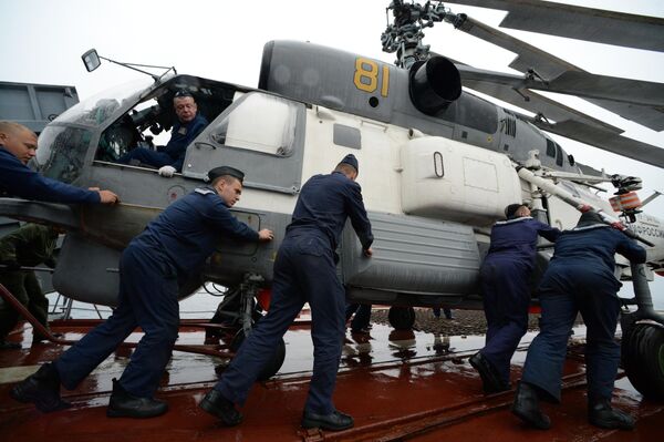 Моряки готовят к полёту вертолёт Ка-27 во время совместных российско-японских учений по поиску и спасению на море Сарекс-2019 