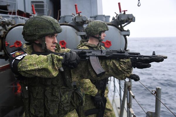 Российские военнослужащие во время совместных российско-японских учений по поиску и спасению на море Сарекс-2019