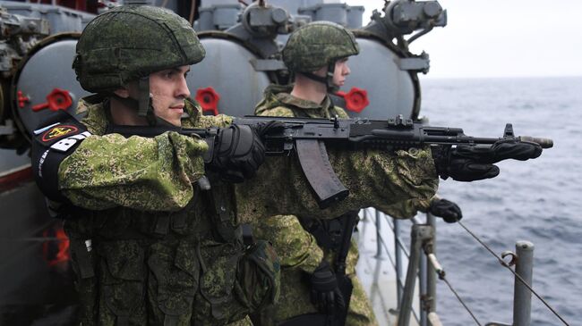 Российские военнослужащие во время совместных российско-японских учений по поиску и спасению на море Сарекс-2019