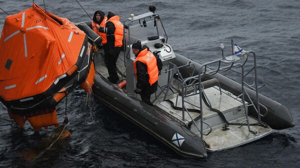 Российские моряки во время совместных российско-японских учений по поиску и спасению на море Сарекс-2019 