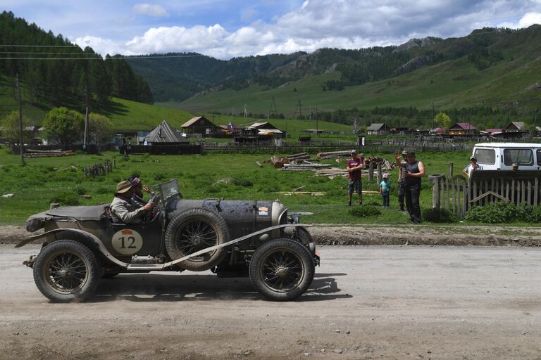 Участники международного ралли на старинных автомобилях Пекин - Париж 2019 на автомобильной дороге в Республике Алтай на автомобиле Bentley Super Sports (1925 г.)