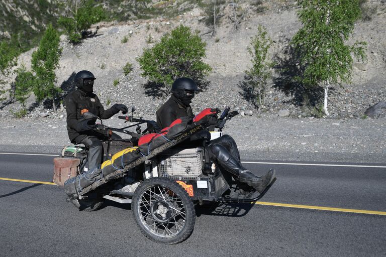 Участники международного ралли на старинных автомобилях Пекин - Париж 2019 на автомобильной дороге Чуйский тракт в Республике Алтай на автомобиле Contal Mototri Tricycle (1907 г.)