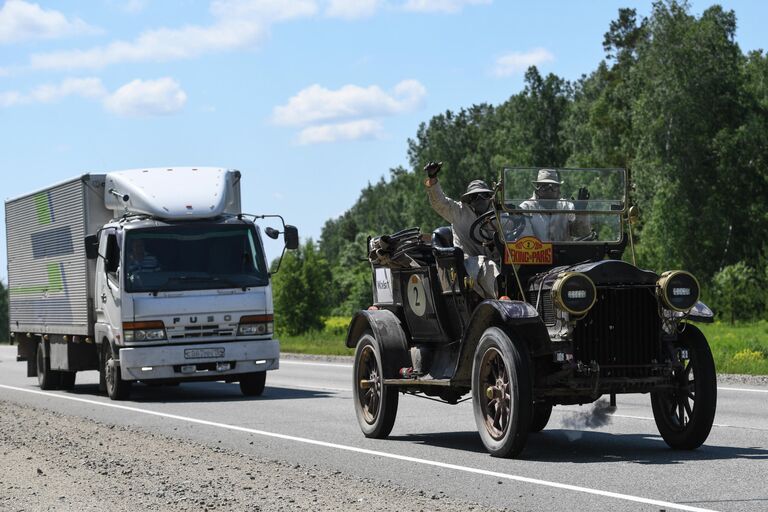 Участники международного ралли на старинных автомобилях Пекин - Париж 2019 на автомобильной дороге Чуйский тракт в Алтайском крае на автомобиле с паровым двигателем White MM Pullman (1910)