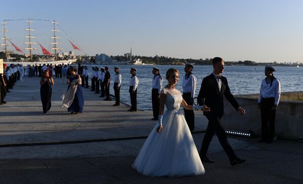 Участники VI Международного Большого Севастопольского Офицерского Бала на площади Михайловской Береговой батареи