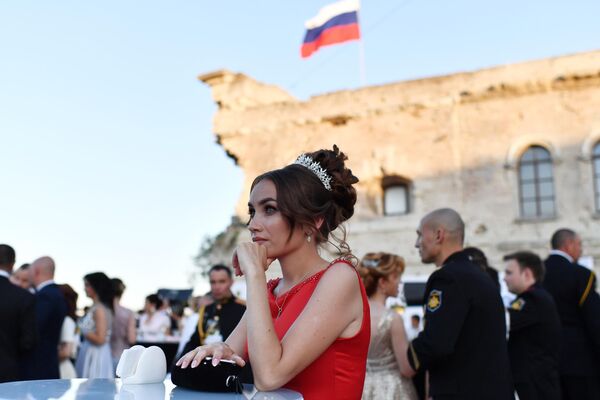 Участница VI Международного Большого Севастопольского Офицерского Бала на площади Михайловской Береговой батареи