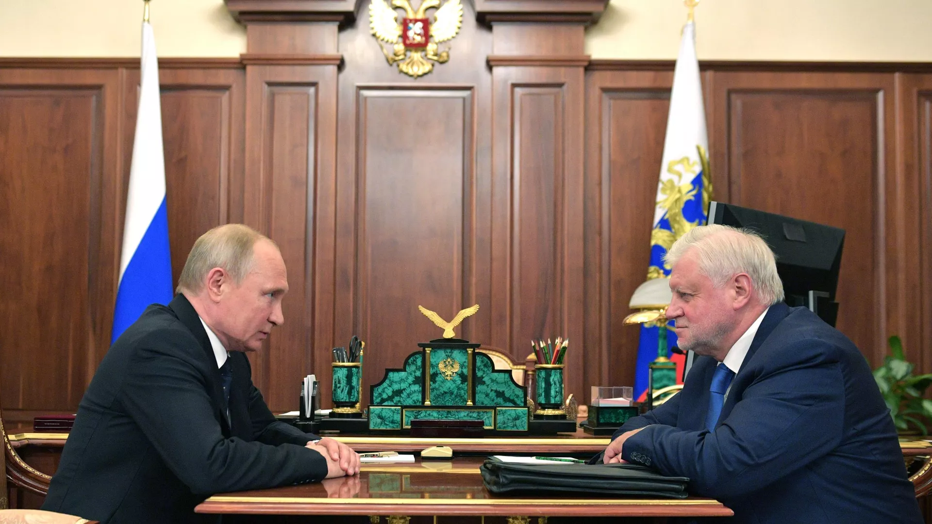 Владимир Путин и лидер партии Справедливая Россия Сергей Миронов во время встречи. 17 июня 2019 - РИА Новости, 1920, 11.10.2021