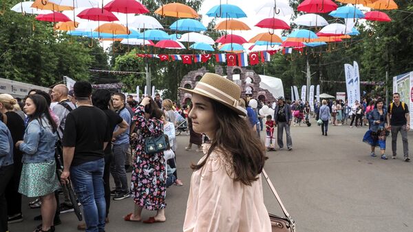Посетители фестиваля Турции в парке Красная Пресня в Москве