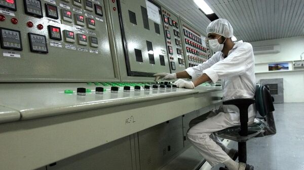 Иранский техник работает на предприятии по переработке урана