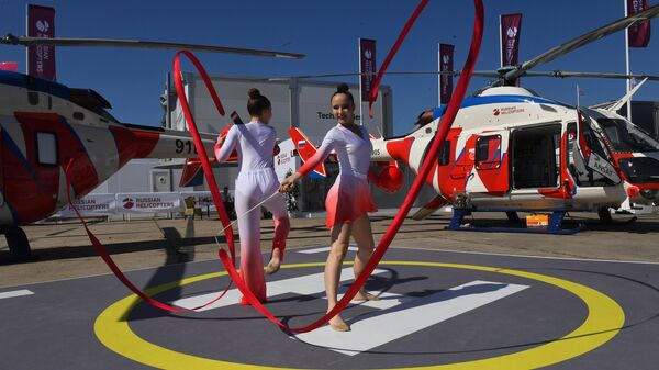 Выступление гимнасток с лентой на международном аэрокосмическом салоне Paris Air Show 2019 во Франции