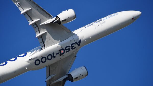 Дальнемагистральный широкофюзеляжный пассажирский самолёт Airbus A350-1000 совершает полет на международном аэрокосмическом салоне Paris Air Show 2019 во Франции