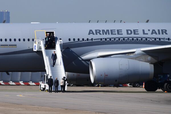 Президент Франции Эммануэль Макрон спускается по трапу широкофюзеляжного пассажирского самолёта фирмы Airbus A330 на международном аэрокосмическом салоне Paris Air Show 2019 во Франции
