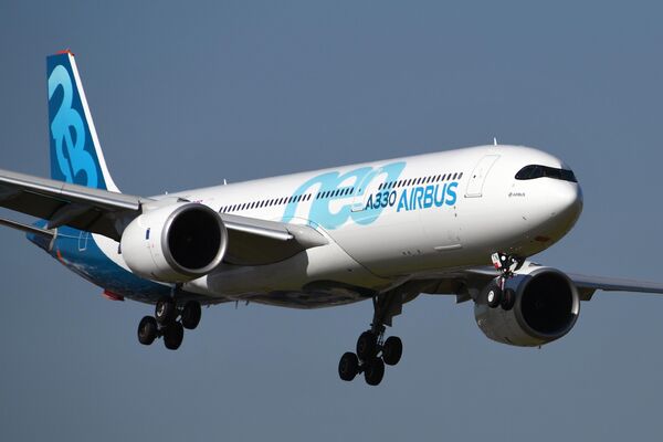 Широкофюзеляжный пассажирский самолёт фирмы Airbus A330 совершает полет на международном аэрокосмическом салоне Paris Air Show 2019 во Франции