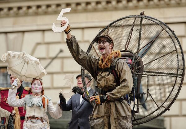 Сцена из спектакля Firebirds театра из Германии Titanick во время церемонии открытия Международной Театральной Олимпиады в Санкт-Петербурге