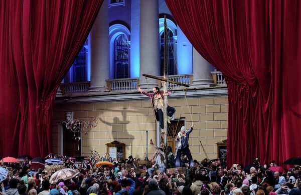 Сцена из спектакля Odysseee театра из Нидерландов Gajies во время церемонии открытия Международной Театральной Олимпиады в Санкт-Петербурге