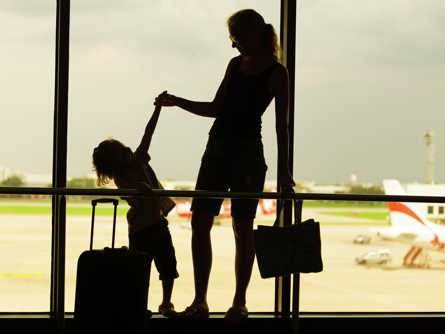 Женщина с ребенком в аэропорту.