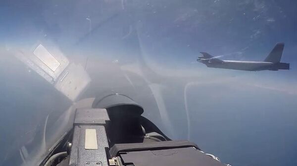 Российский истребитель Су-27 во время перехвата американского бомбардировщика В-52Н