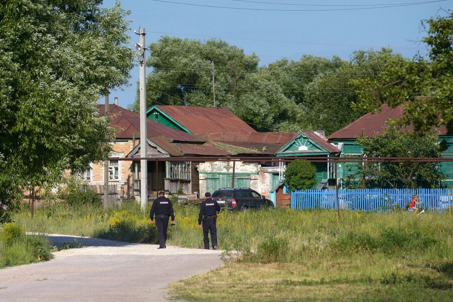 Сотрудники правоохранительных органов в селе Чемодановка