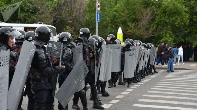 Полиция во время митинга в Нур-Султане