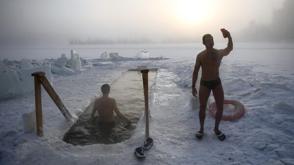 Члены клуба закаливания и зимнего плавания на регулярной тренировке на озере в Ленинском районе Новосибирска