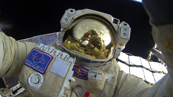 Селфи Юрия Маленченко во время выхода в открытый космос