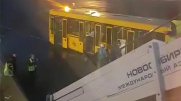 Пассажиры у трапа самолета Boeing 757-200 авиакомпании Azur Air в аэропорту Толмачево