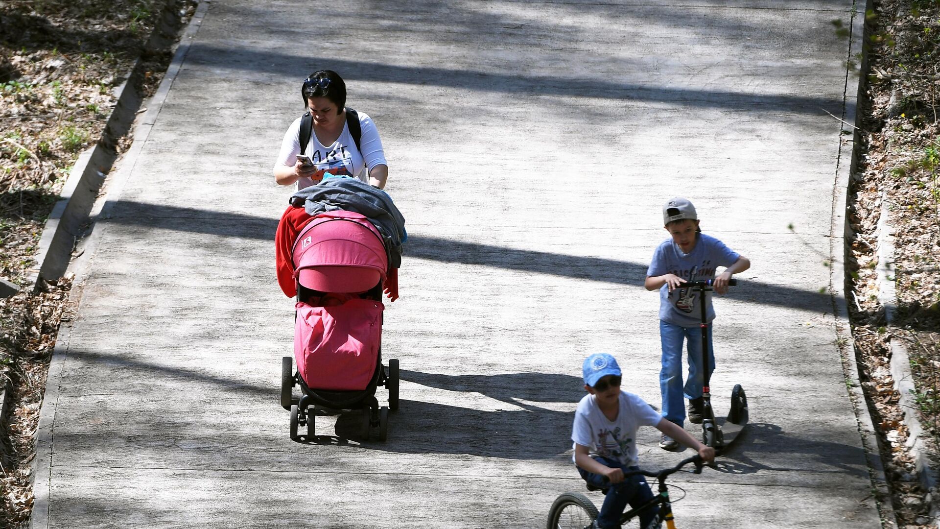 Женщина гуляет с детьми в парке - РИА Новости, 1920, 14.04.2021