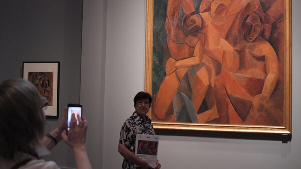 Посетительницы у картины Пабло Пикассо Три женщины на пресс-показе выставки Щукин. Биография коллекции в ГМИИ